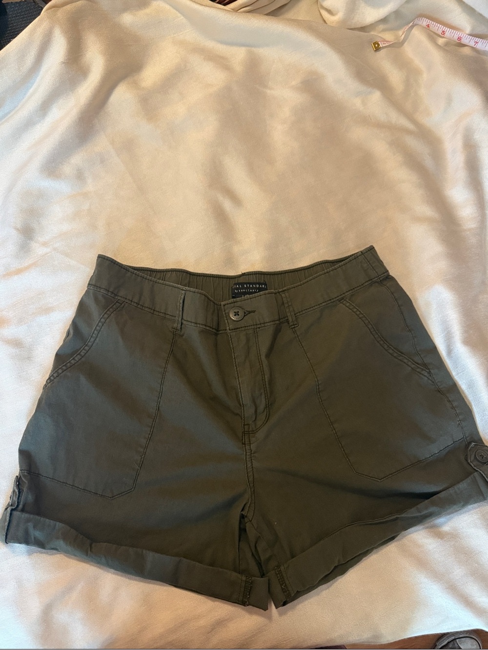 Casual Utility Roll-Hem Shorts in Olive Green